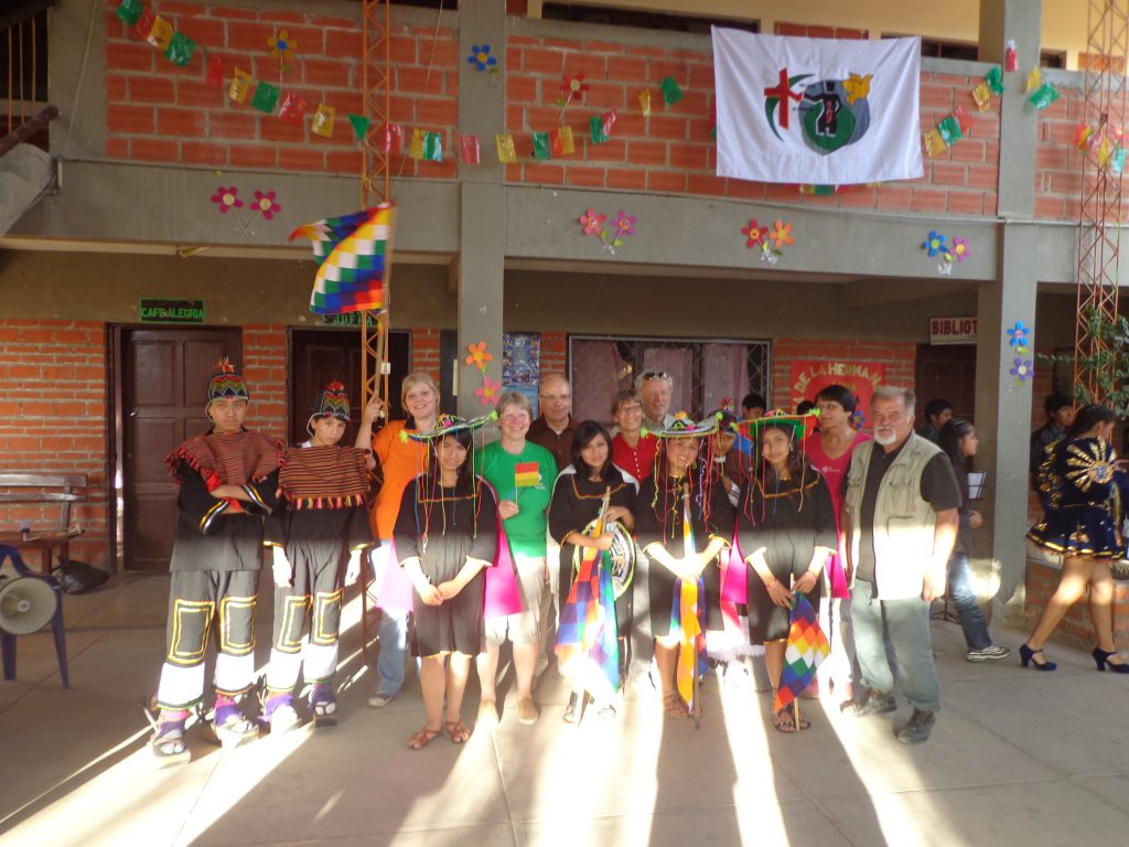 Die Mitglieder der Jugendgruppe Mink´as bereiteten einen bolivianischen Tanz vor.