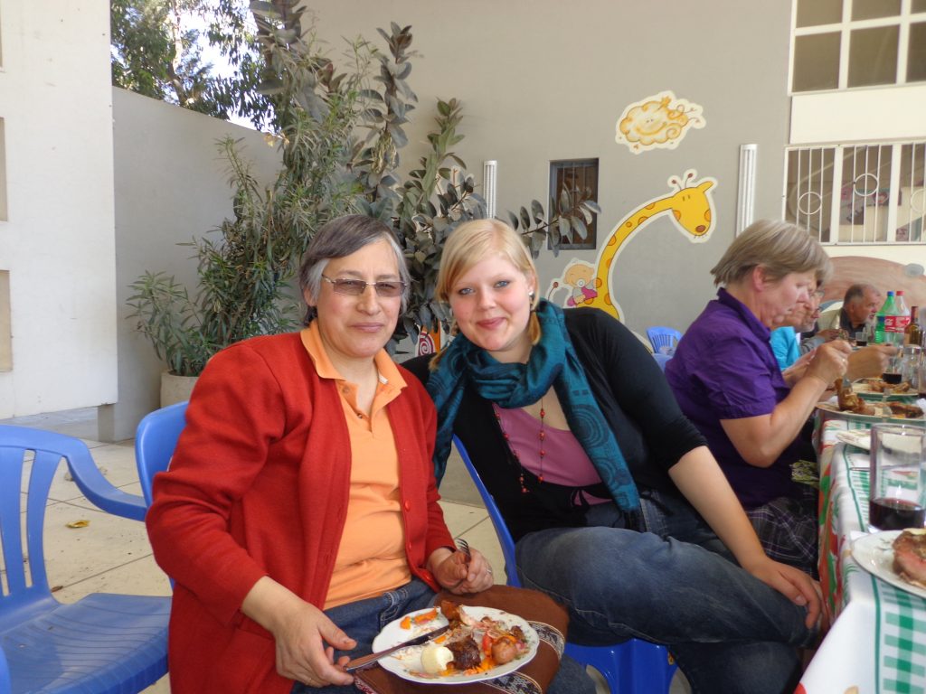 Mit Schwester Maria Luisa, die das Stickprojekt der Gemeinde leitet.