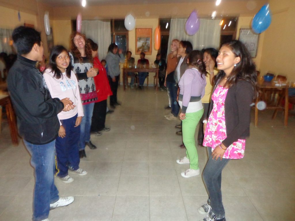 Typisch bolivianisch - man tanzt in zwei Reihen mit einem Abstand von ca. 1 Meter.