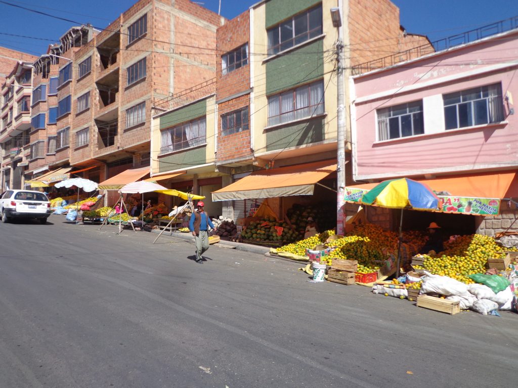 Ein typisches Bild in Bolivien - Straßenverkauf. :)