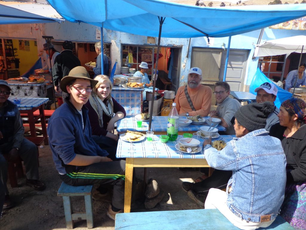 Mittagessen auf dem Weg nach Titicachi.