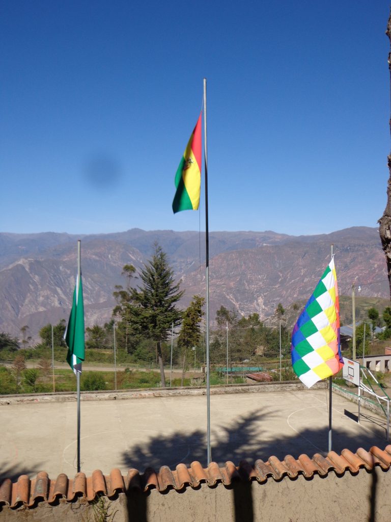 Flaggen - in der Mitte: Bolivien, rechts: die Wipala, die für alle indigenen Völker Südamerikas steht.