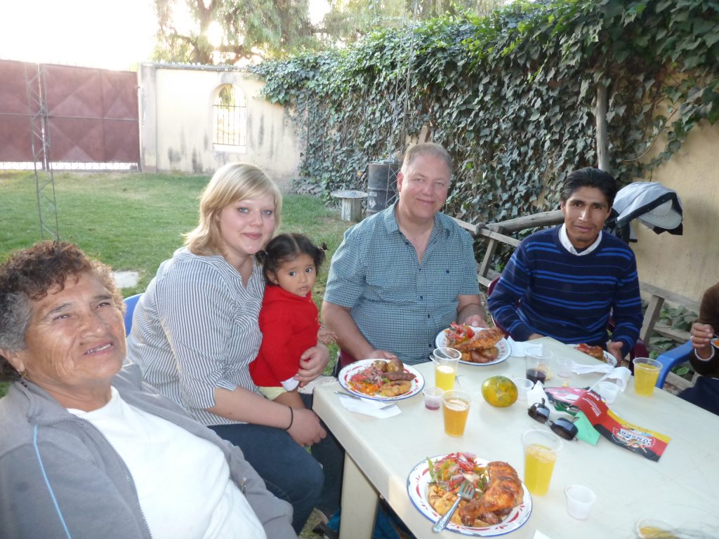 Die Senioren-Gruppe hat ein Essen für Papa organisiert. Rechts: Martin, unser Mesmer und stolzer Vater der wundervollen Luz.